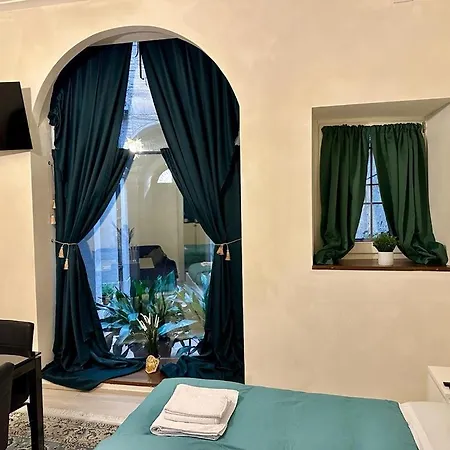 Raphael Temporary In Apartment *